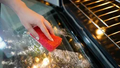 Weder Essig noch Natron: So wird die Backofenscheibe mit Hausmitteln fettfrei