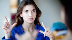 Psycholog:innen: 5 Gesten, die nur intelligente Menschen im Gespräch verwenden