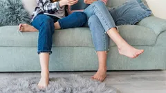 Menschen, die mit eingezogenem Bein sitzen, haben diese 11 besonderen Charakterzüge