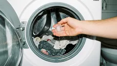Warum man Eiswürfel in die Waschmaschine gibt: ein effektiver Haushaltstrick