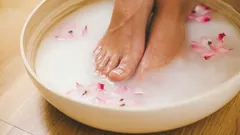 Geben Sie das ins Wasser und baden Sie Ihre Füsse: Trockene, rissige Fersen ade